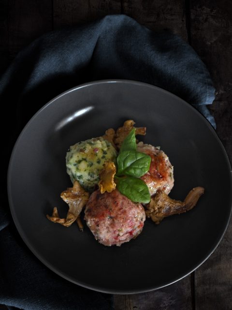 Zweilerlei Semmelknödel mit Rote Bete und Spinat