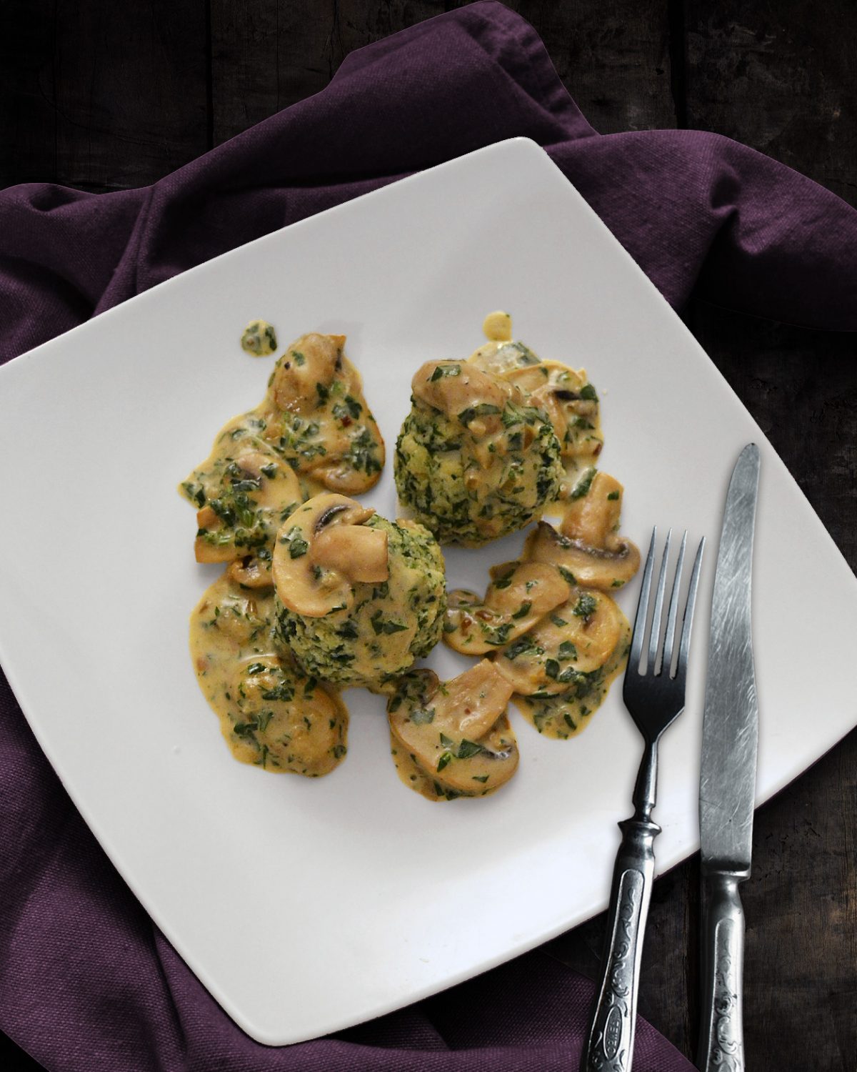 Spinatknödel mit Champignon-Rahmsoße