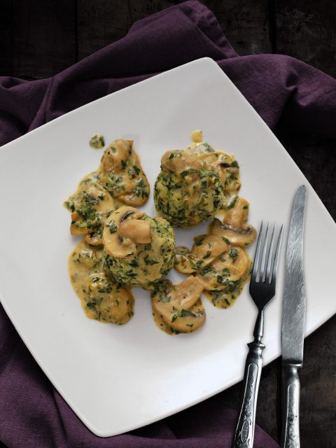 Spinatknödel mit Champignon-Rahmsoße