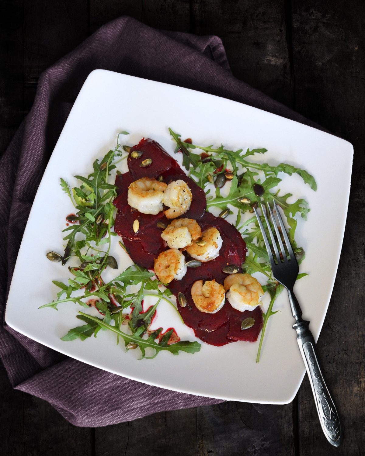 Rote Bete-Carpaccio mit gebratenen Garnelen