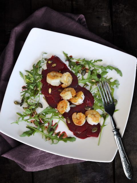 Rote Bete-Carpaccio mit gebratenen Garnelen