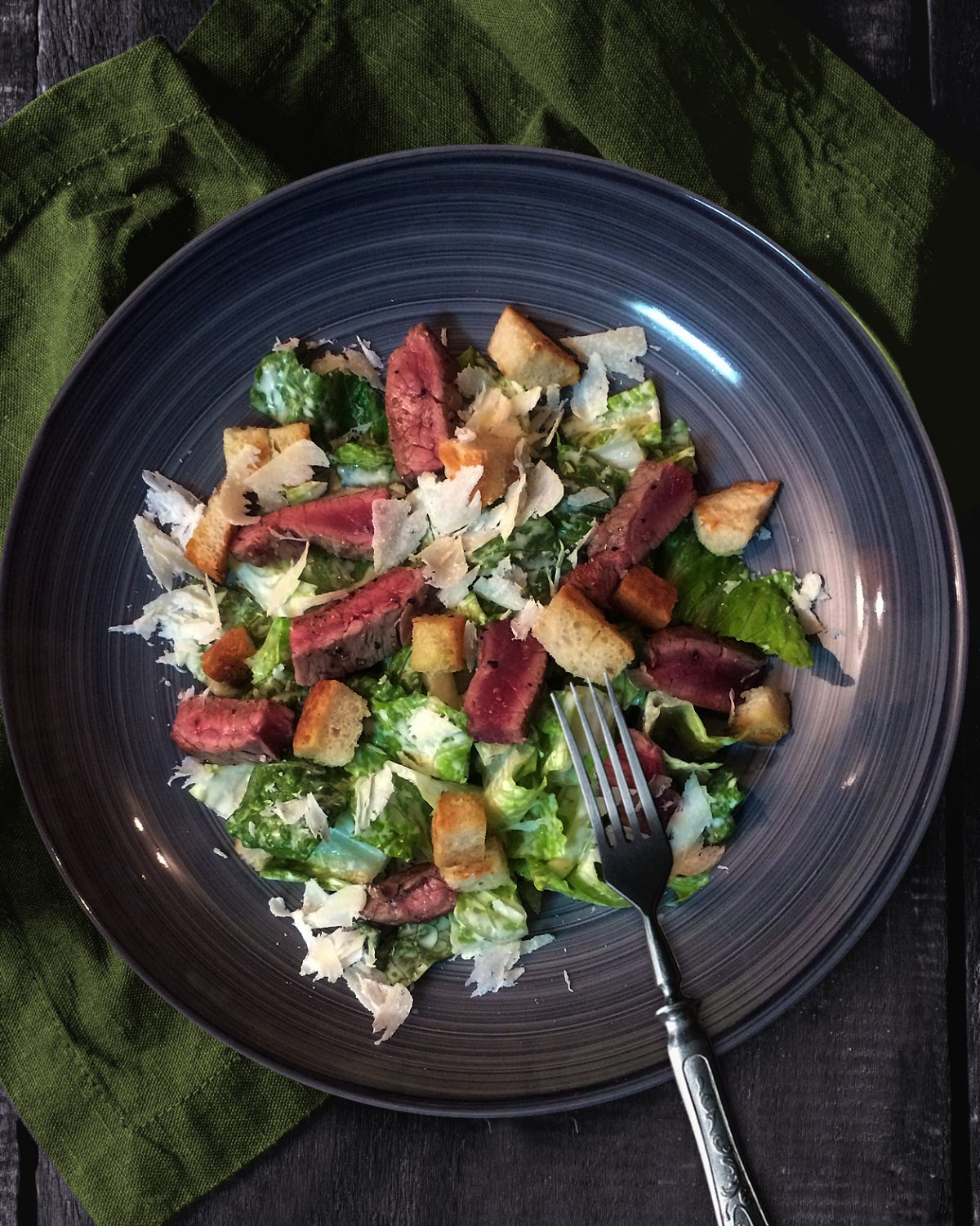 Cesar Salat mit Flank Steak Streifen