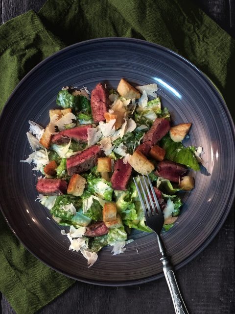 Cesar Salat mit Flank Steak Streifen