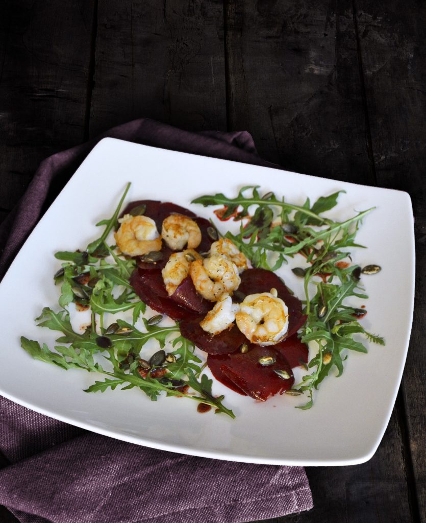 Rote Bete-Carpaccio mit gebratenen Garnelen