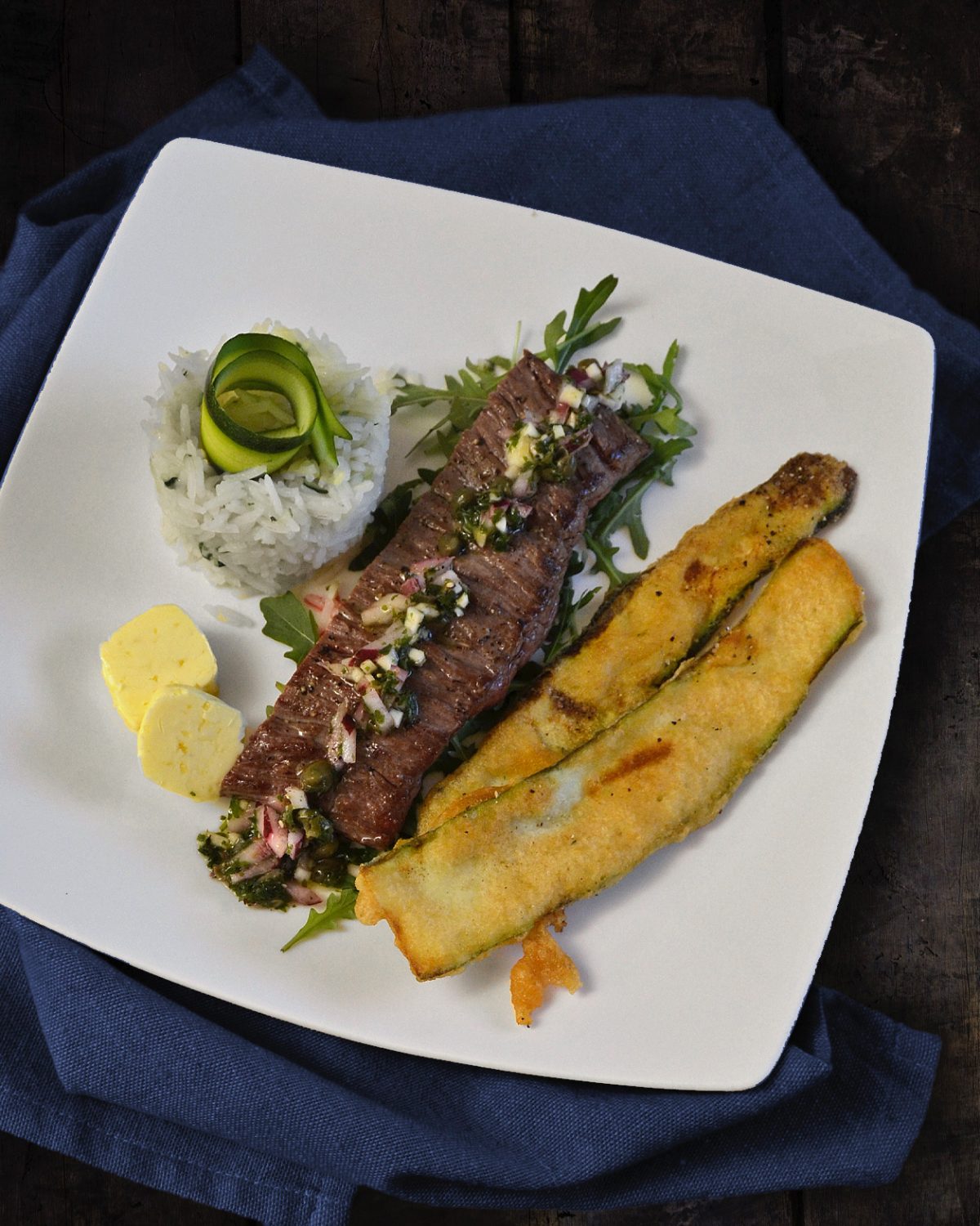 Flanksteak mit Zucchinistreifen in Bierteig und Zucchinireis