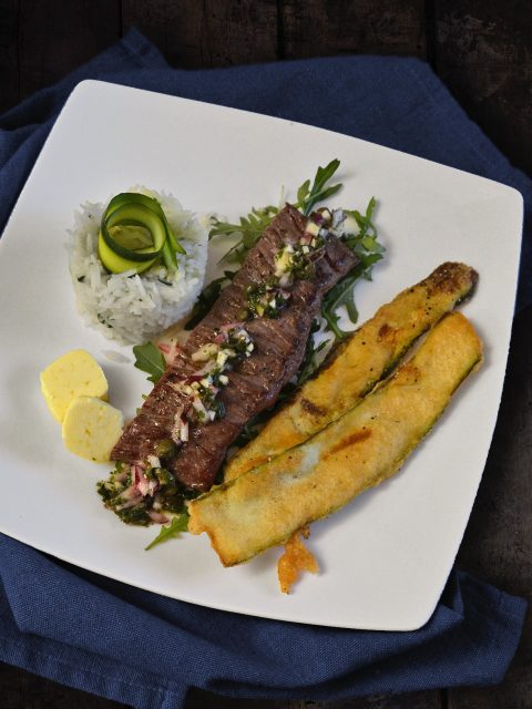 Flanksteak mit Zucchinistreifen in Bierteig und Zucchinireis