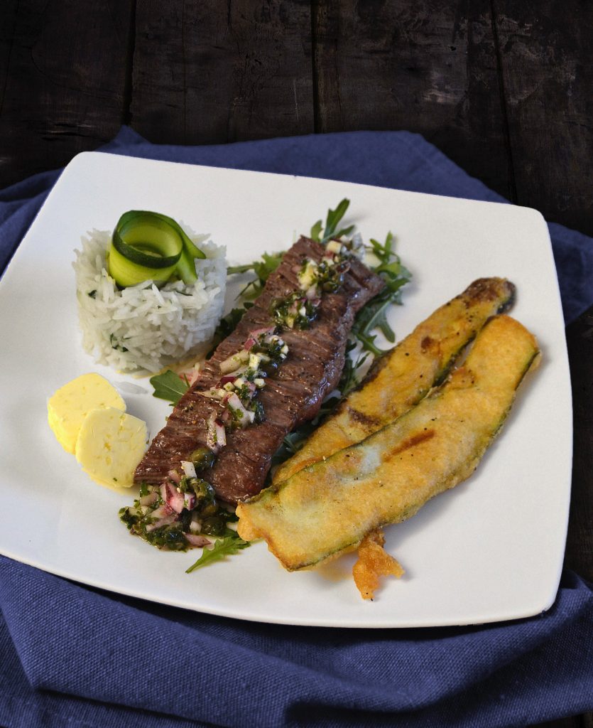 Flanksteak mit Zucchinistreifen in Bierteig und Zucchinireis