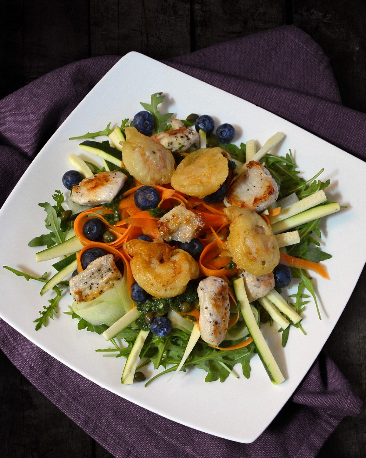 Bunter Salat mit Hähnchen und Garnelen