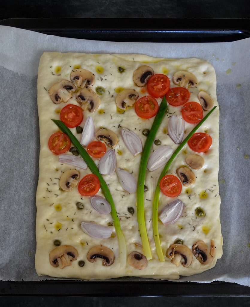 Focaccia mit Tomaten, Lauchzwiebeln Schalotten, Champignons und Kapern mit Käsefüllung