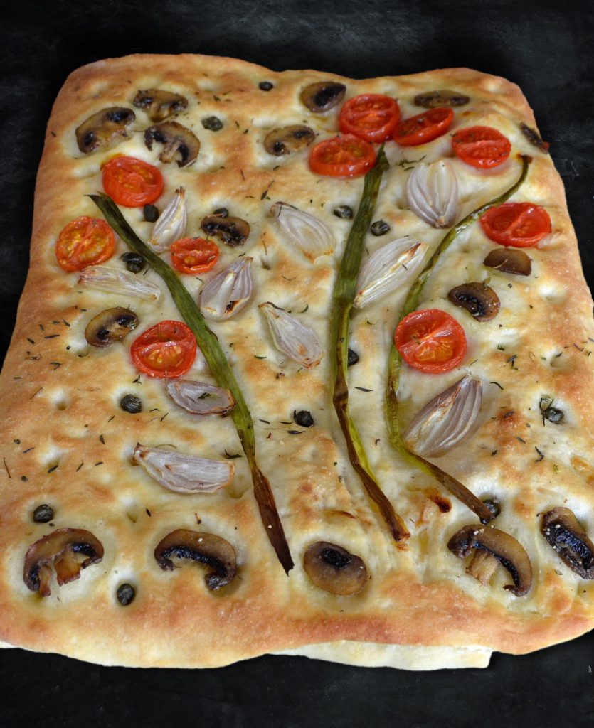 Focaccia mit Tomaten, Lauchzwiebeln Schalotten, Champignons und Kapern mit Käsefüllung