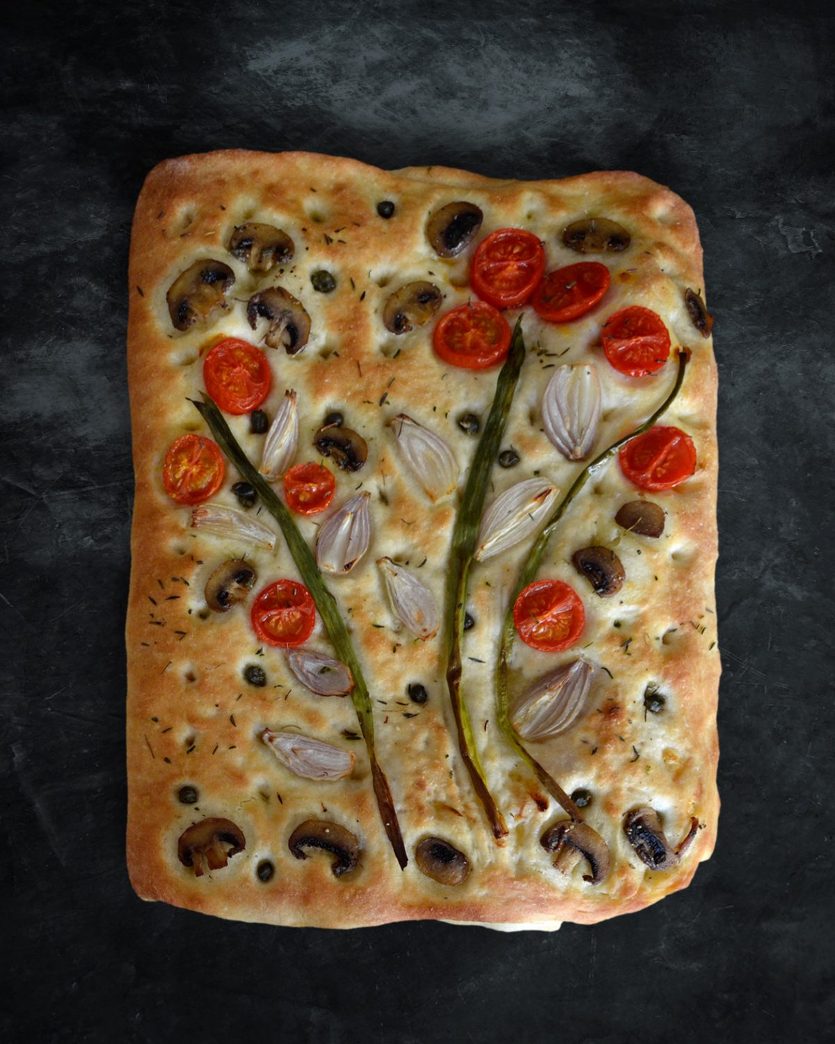 Focaccia mit Tomaten, Lauchzwiebeln Schalotten, Champignons und Kapern mit Käsefüllung