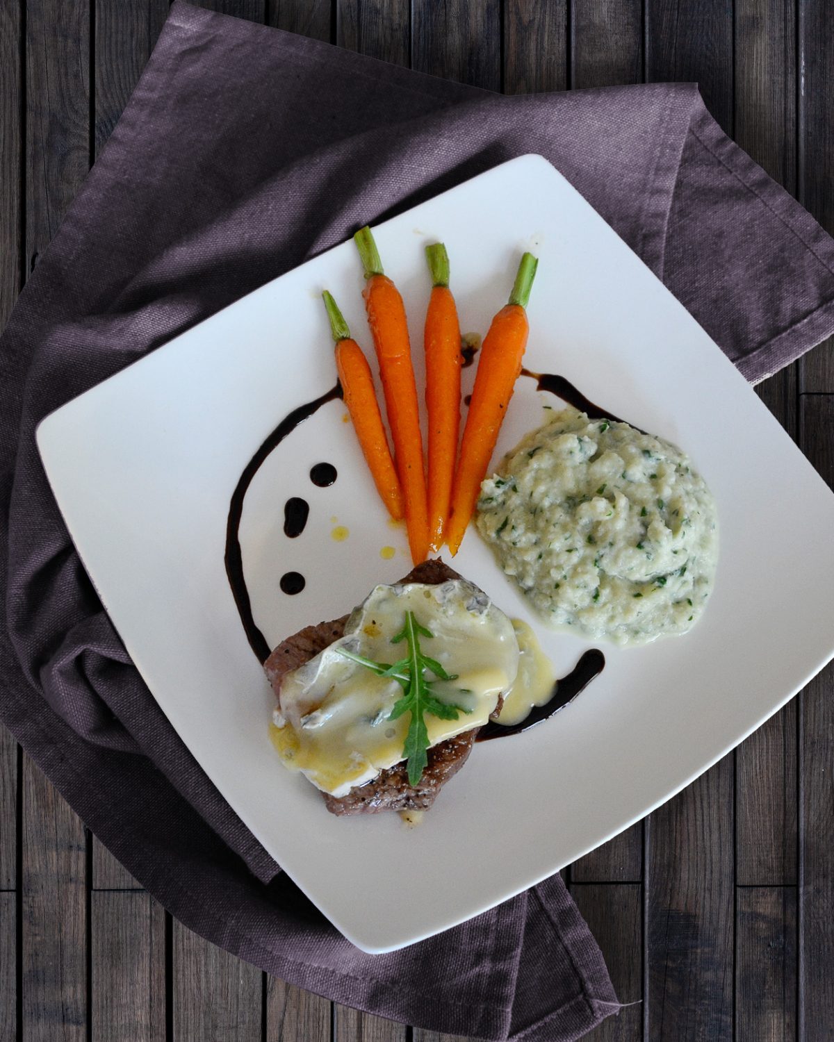 Ribeye Steak mit karamellisierten Möhren und Kohlrabipüree