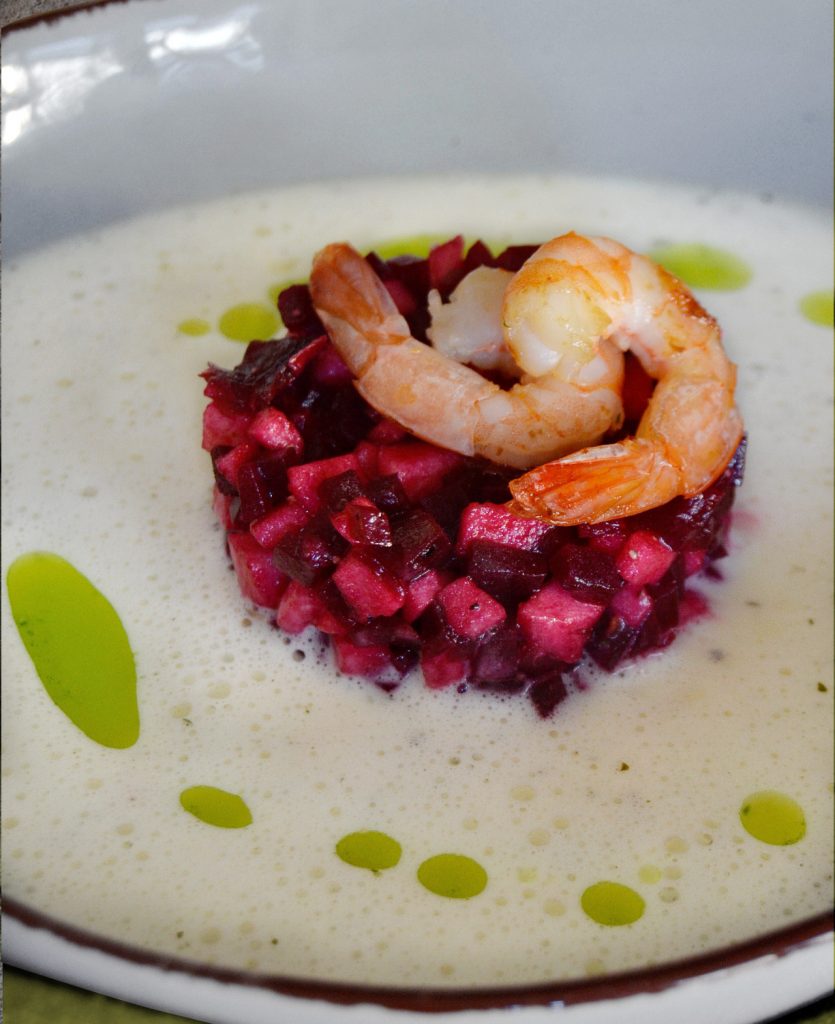 Meerrettichschaumsuppe mit Petersilienöl, Rote-Bete-Tatar und Garnelen