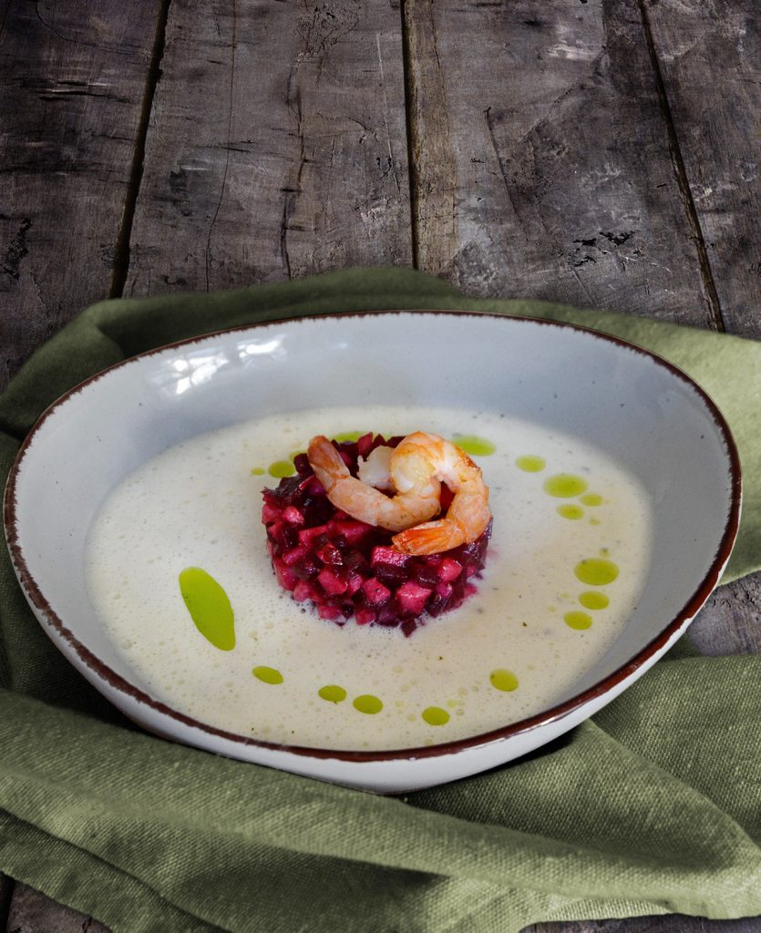 Meerrettichschaumsuppe mit Petersilienöl, Rote-Bete-Tatar und Garnelen