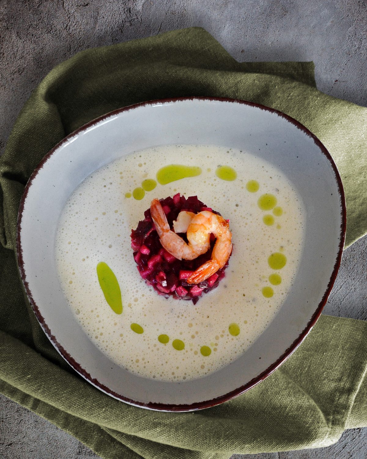 Meerrettichschaumsuppe mit Petersilienöl, Rote-Bete-Tatar und Garnelen