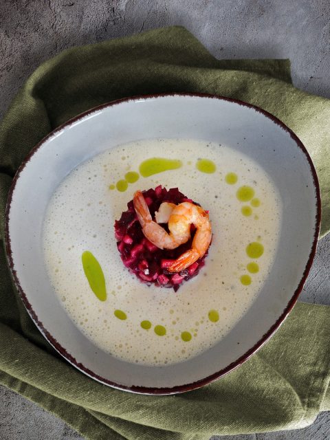 Meerrettichschaumsuppe mit Petersilienöl, Rote-Bete-Tatar und Garnelen