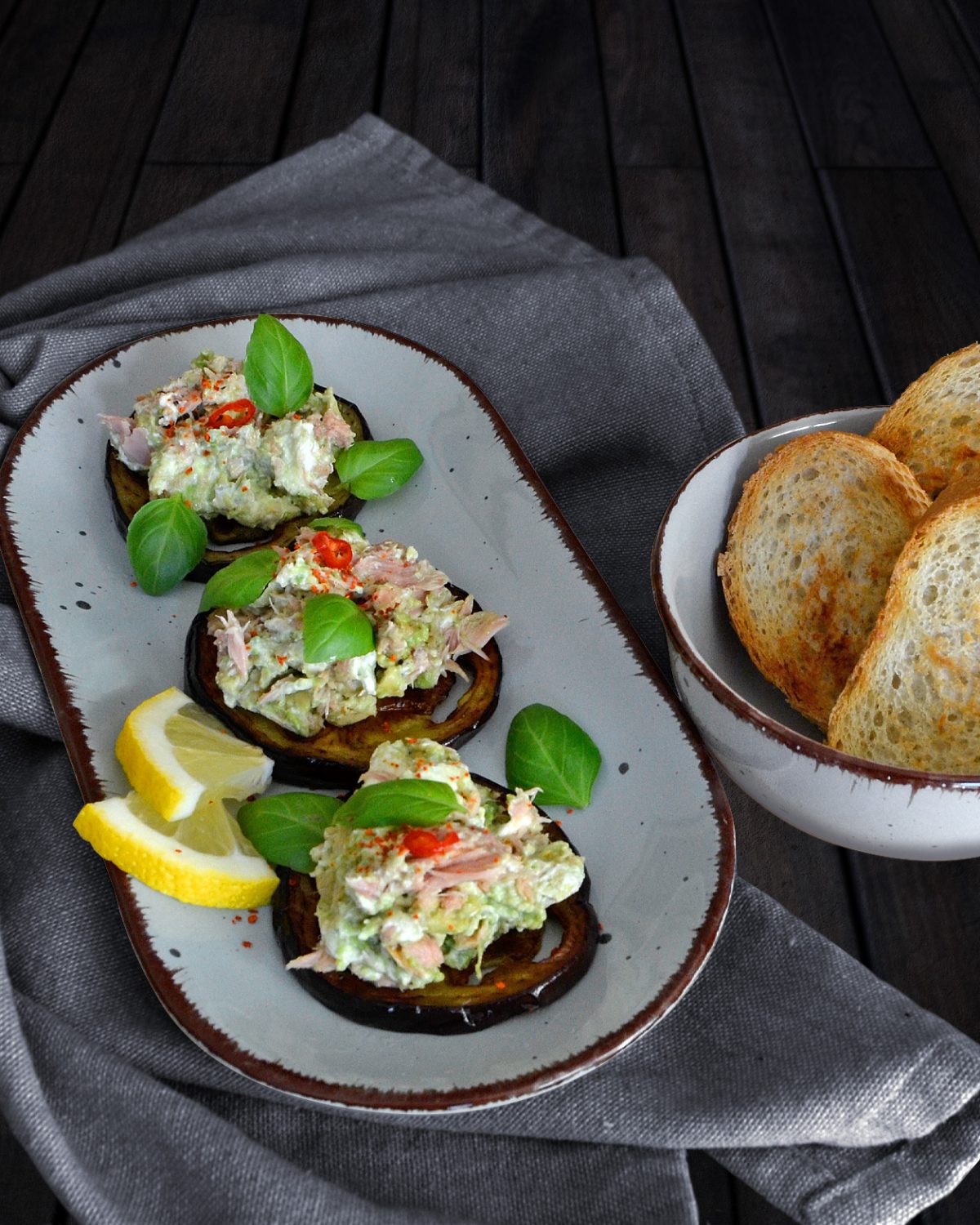 Aubergine mit Thunfisch-Avocado-Rillette