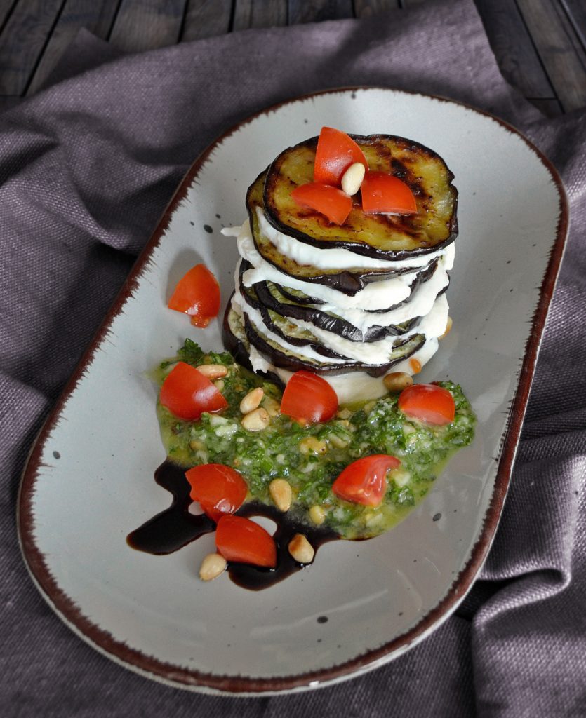 Aubergine-Mozzarella-Türmchen mit Petersilien-Pesto