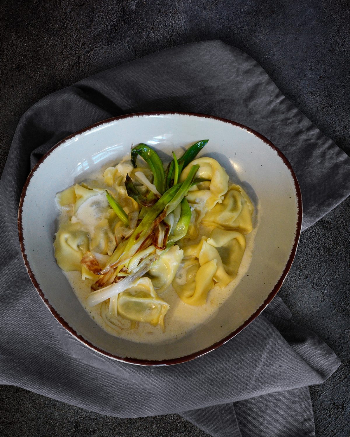 Tortellini mit gebratenen Lauchzwiebeln