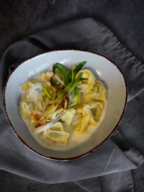 Tortellini mit gebratenen Lauchzwiebeln