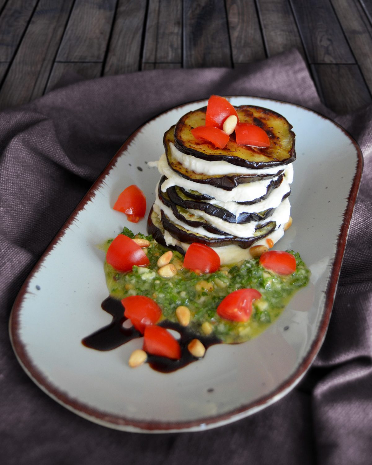 Aubergine-Mozzarella-Türmchen mit Petersilien-Pesto