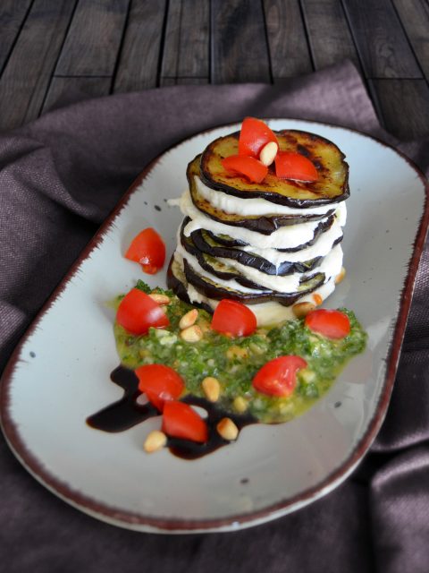 Aubergine-Mozzarella-Türmchen mit Petersilien-Pesto