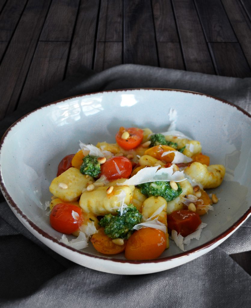 Selbstgemachte Gnocchi mit geschmolzenen Tomaten und Pesto