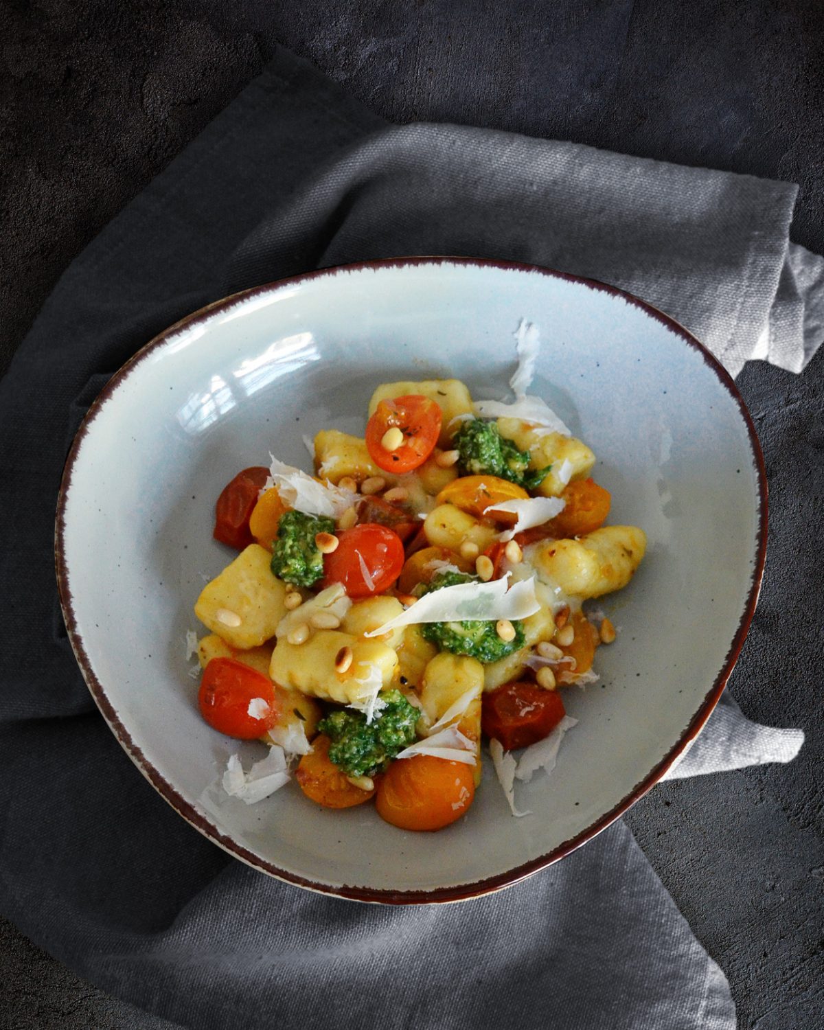 Selbstgemachte Gnocchi mit geschmolzenen Tomaten und Pesto