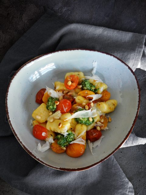 Selbstgemachte Gnocchi mit geschmolzenen Tomaten und Pesto