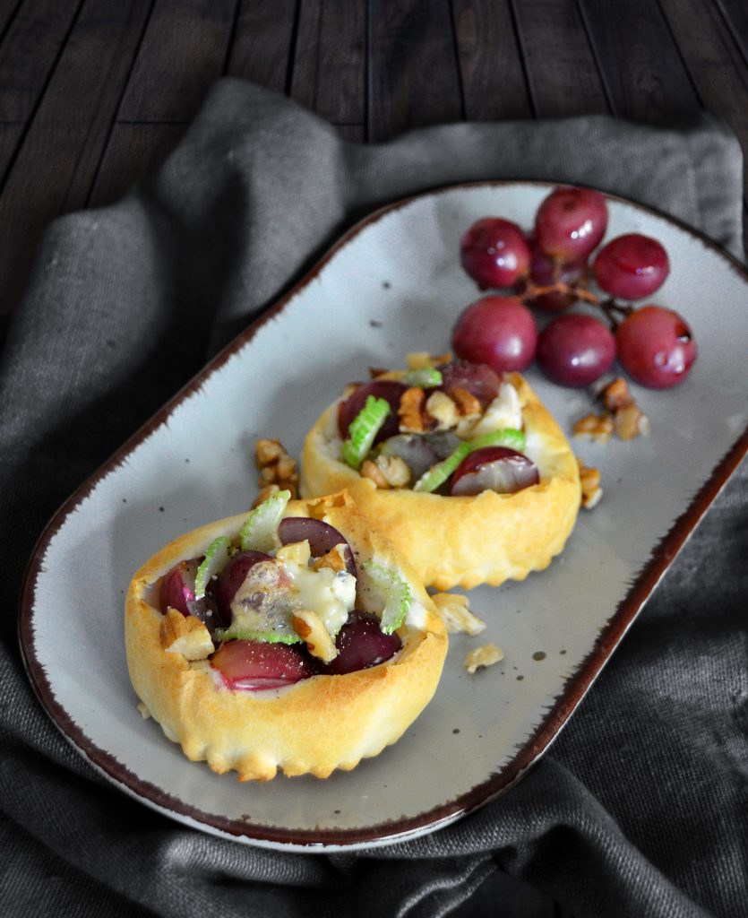 Blätterteig mit Weintrauben, Sellerie und Blauschimmelkäse