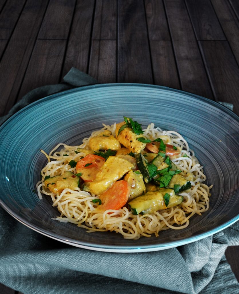 Hähnchenpfanne mit Gemüse und Kokos-Erdnuss-Soße zu Bratnudeln