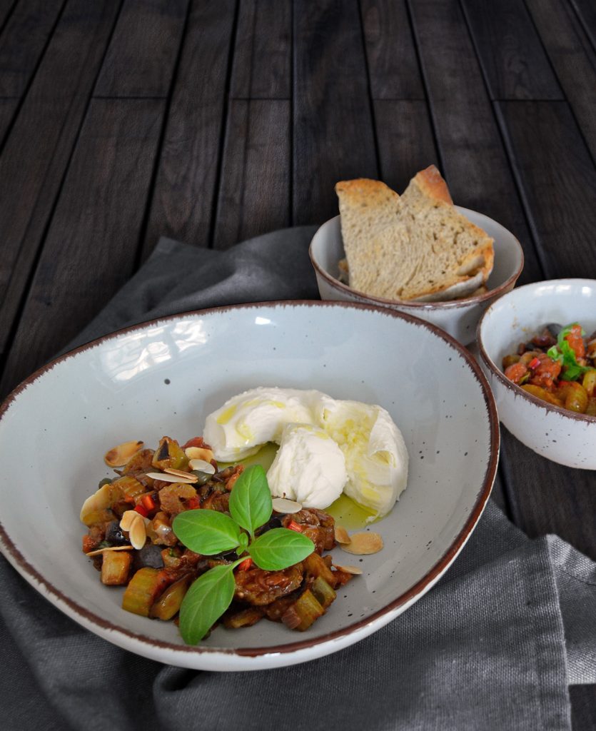 Caponata mit Mozzarella