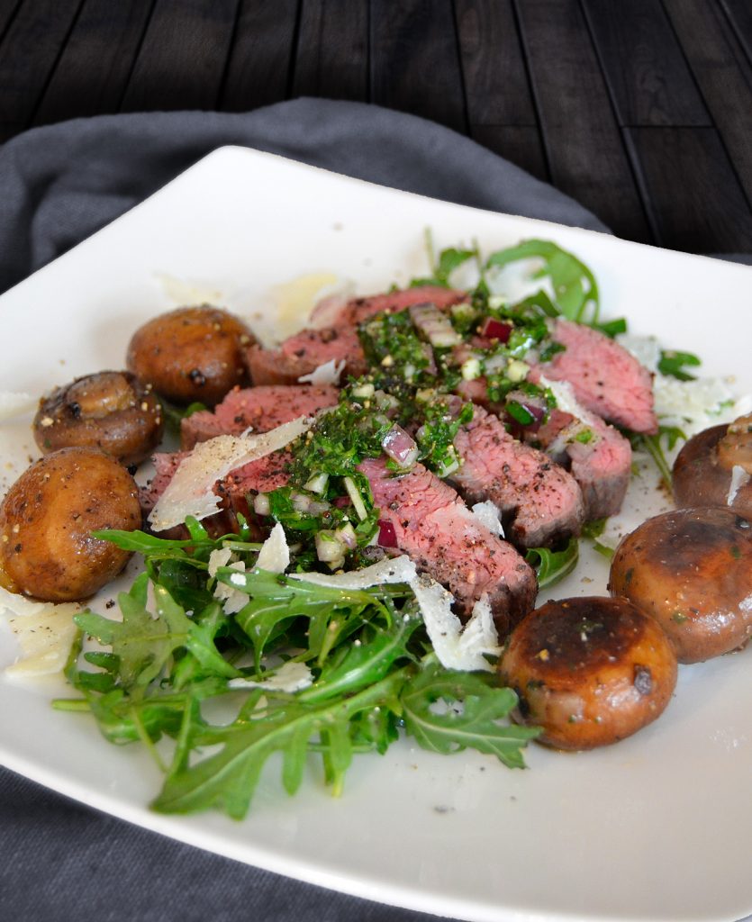 Flanksteak auf Rucola mit Champignons