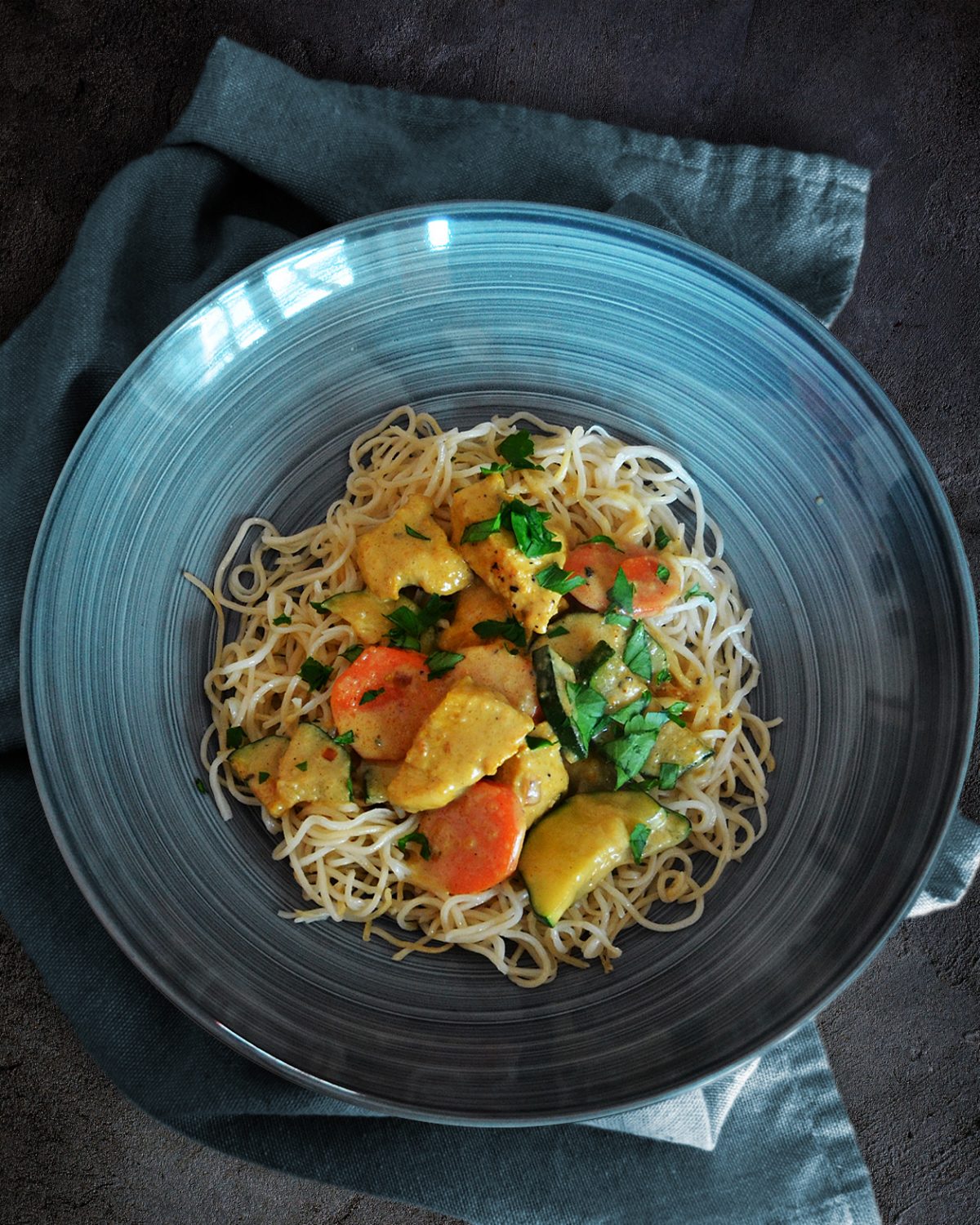 Hähnchenpfanne mit Gemüse und Kokos-Erdnuss-Soße zu Bratnudeln