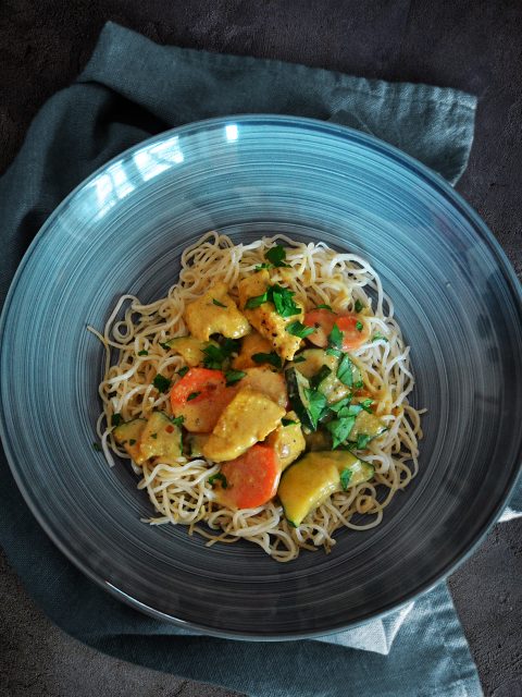 Hähnchenpfanne mit Gemüse und Kokos-Erdnuss-Soße zu Bratnudeln