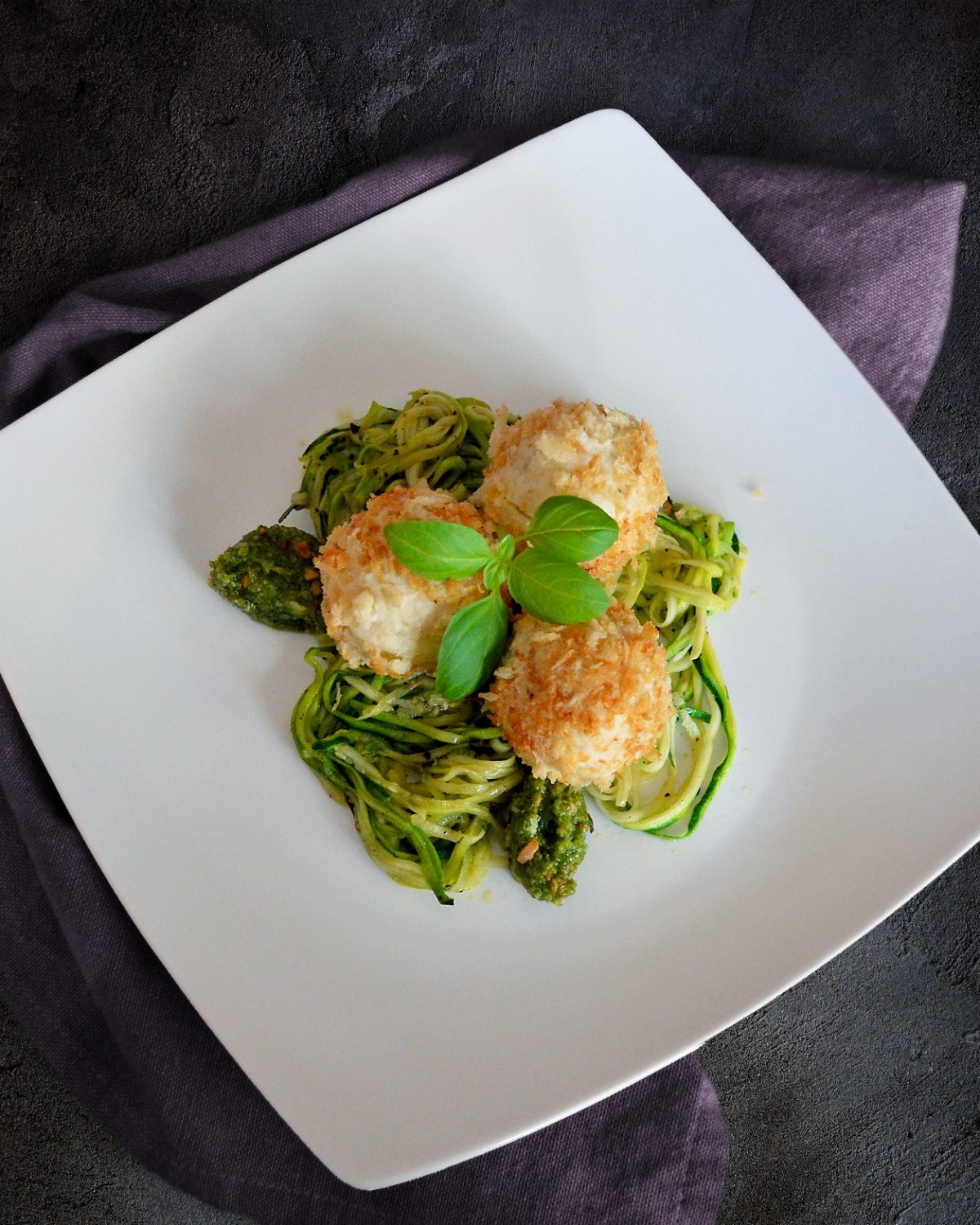 Kartoffel-Ricotta-Knödel mit Pesto auf Zucchini