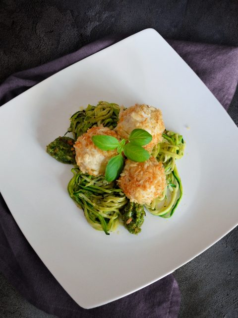 Kartoffel-Ricotta-Knödel mit Pesto auf Zucchini