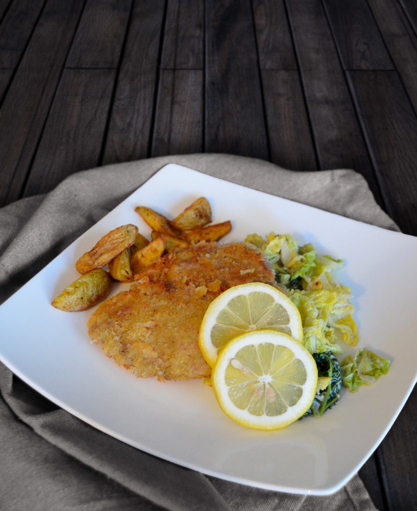 Schnitzel auf Rahmwirsing mit Ofenkartoffeln