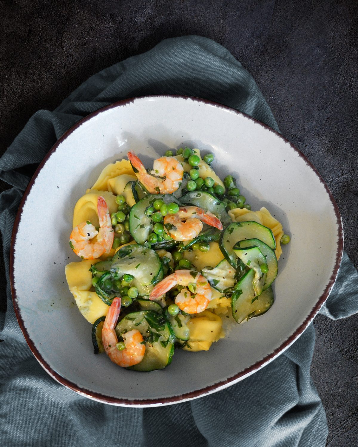 Tortellini mit Zucchini, Erbsen, Rucola und Garnelen