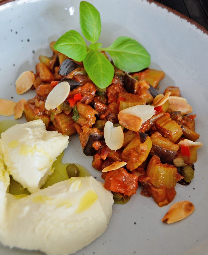 Caponata mit Mozzarella