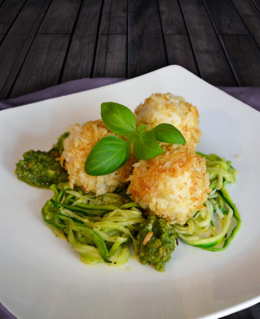 Kartoffel-Ricotta-Knödel mit Pesto auf Zucchini