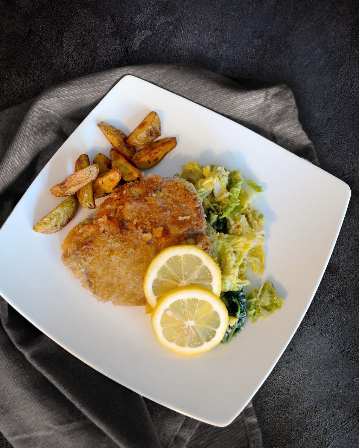 Schnitzel auf Rahmwirsing mit Ofenkartoffeln