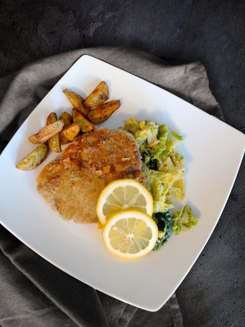 Schnitzel auf Rahmwirsing mit Ofenkartoffeln