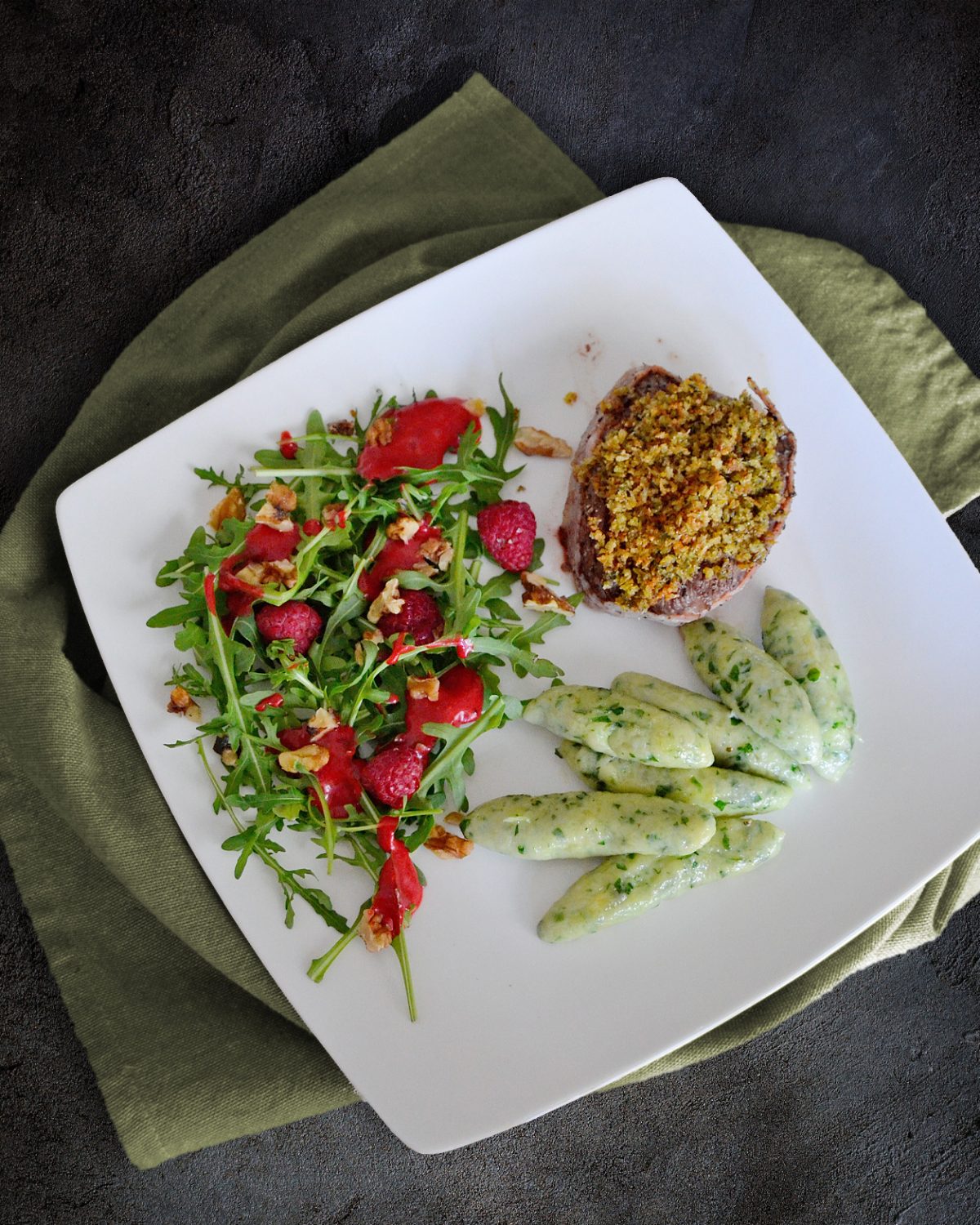 Steak mit Pfefferkruste, Bärlauch-Schupfnudeln und Rucola mit Himbeer-Dressing