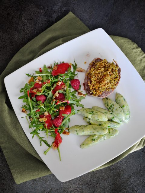 Steak mit Pfefferkruste, Bärlauch-Schupfnudeln und Rucola mit Himbeer-Dressing