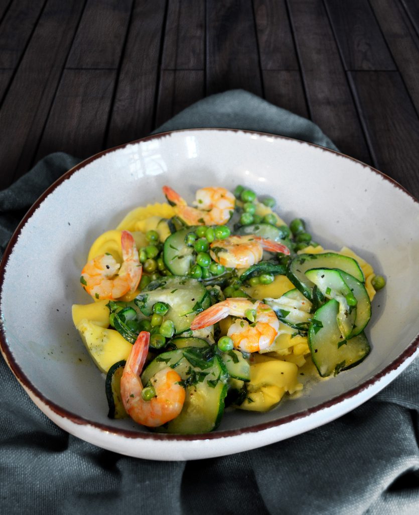 Tortellini mit Zucchini, Erbsen, Rucola und Garnelen