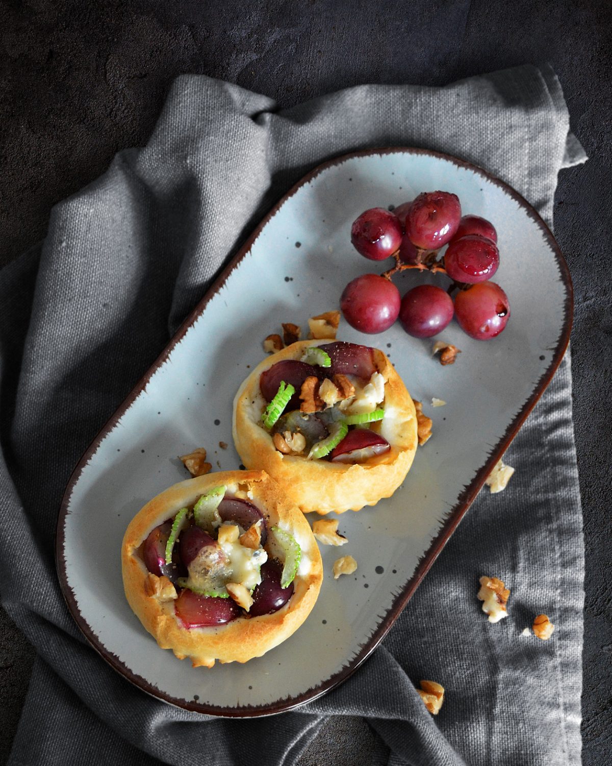 Blätterteig mit Weintrauben, Sellerie und Blauschimmelkäse