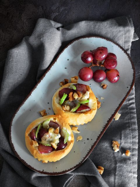 Blätterteig mit Weintrauben, Sellerie und Blauschimmelkäse