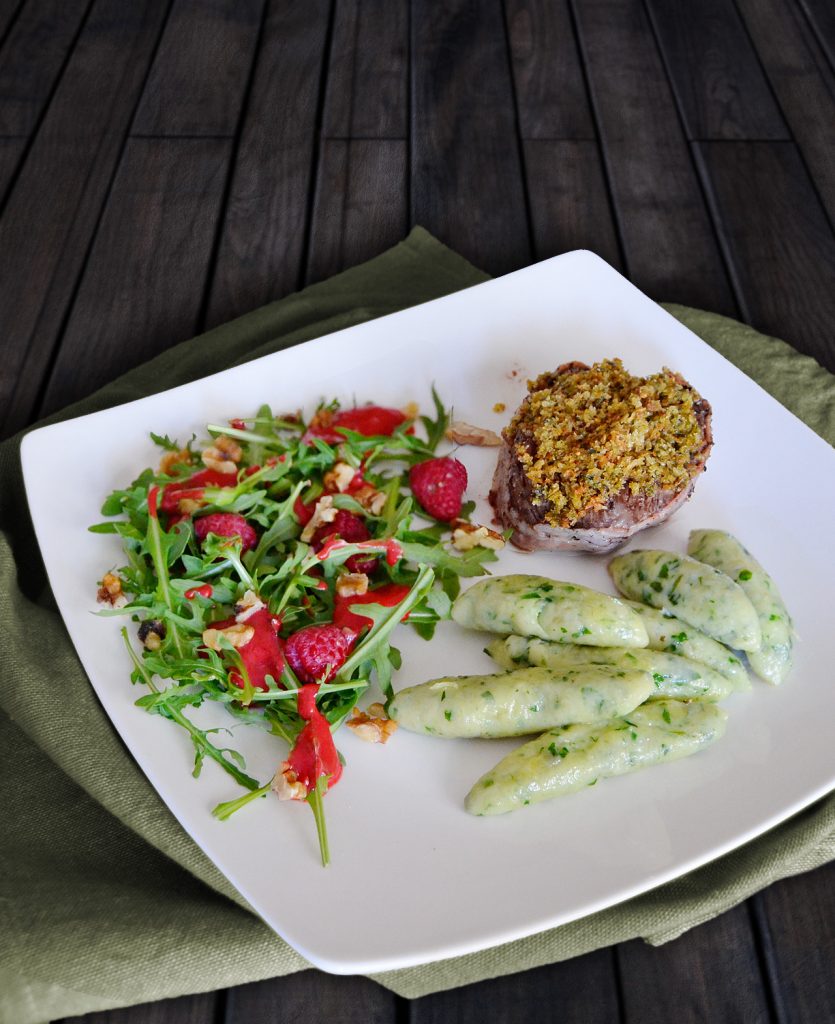 Steak mit Pfefferkruste, Bärlauch-Schupfnudeln und Rucola mit Himbeer-Dressing