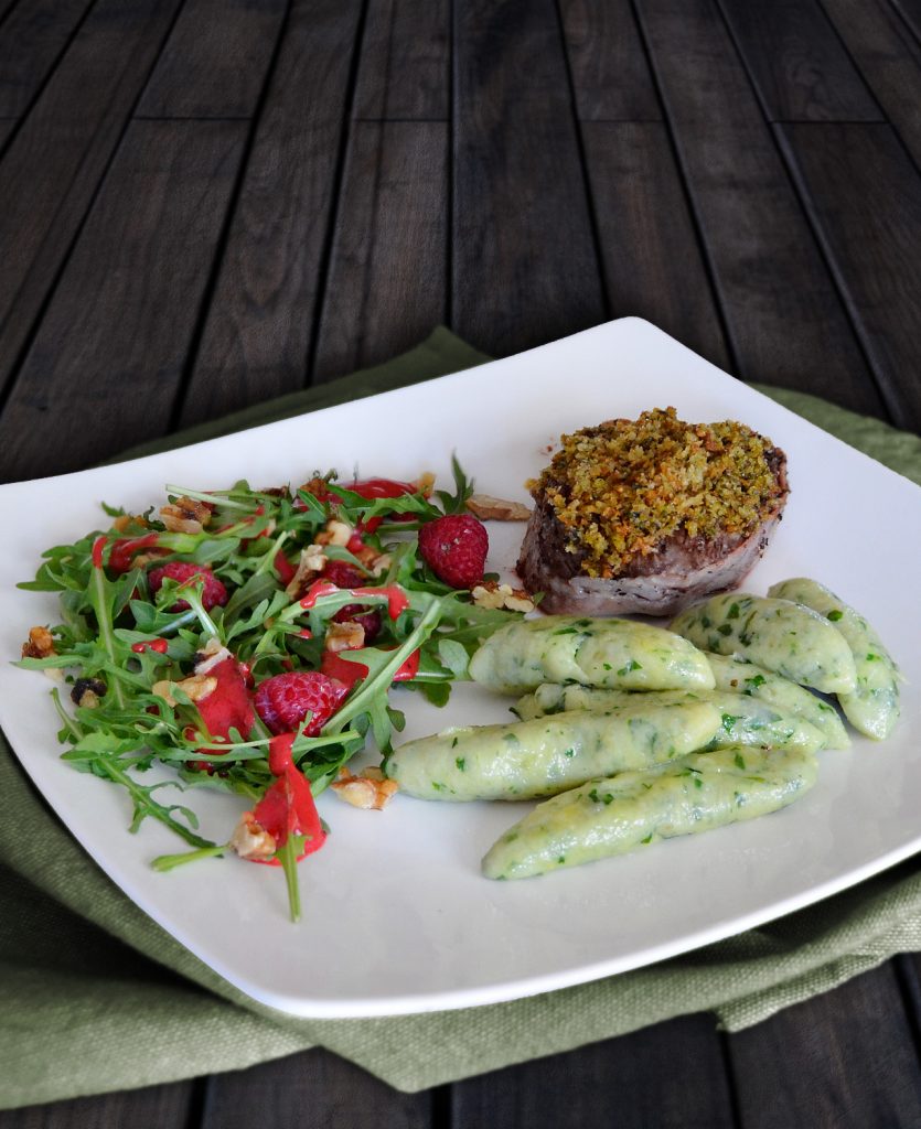 Steak mit Pfefferkruste, Bärlauch-Schupfnudeln und Rucola mit Himbeer-Dressing